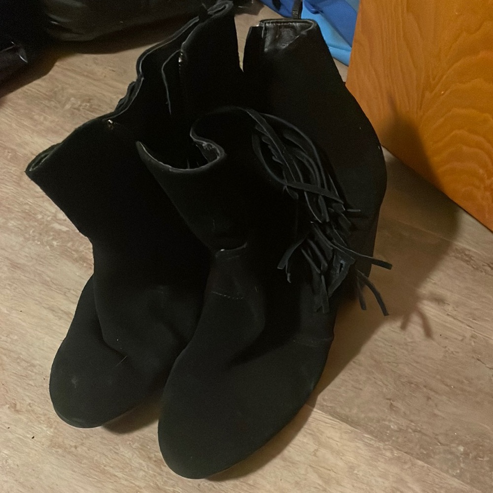 Black fringe boots